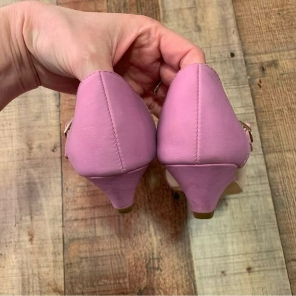 But another innocent tale Ione Wing Tip T-Strap Low Heel purple/tan shoe 7.5 - Picture 8 of 10